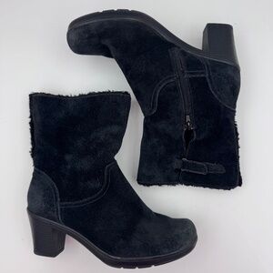 Clarks Women's Black Distressed Suede Faux Fur Lined Ankle Zip Boots - Size 7W